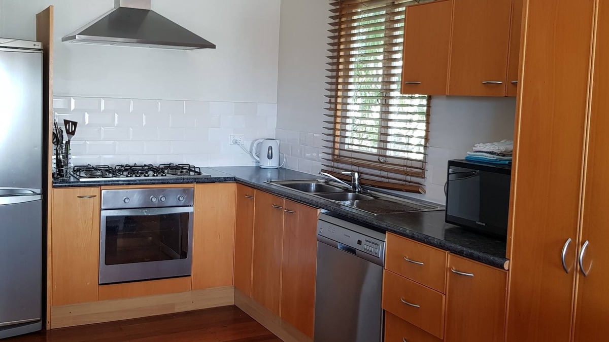Wynnum House | Spacious 2-Storey Home By The Bay: Sleeps 12