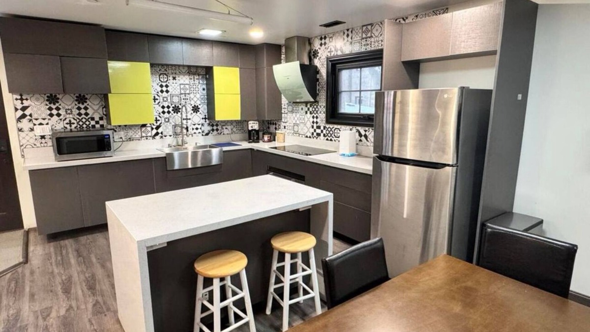 Evanston Apartment | Spacious 2BR Family-Friendly Stay, 4 Queen Beds + 2 Baths, Parking & Laundry.