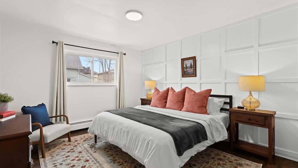 Mount Clemens Apartment | Spacious 2BR Flat | King Bed | Downtown Mt.Clemens