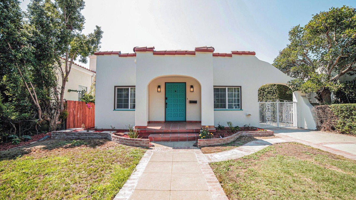 Sawtelle House | Spacious 2BR House by Santa Monica Beach – Front & Back Yard