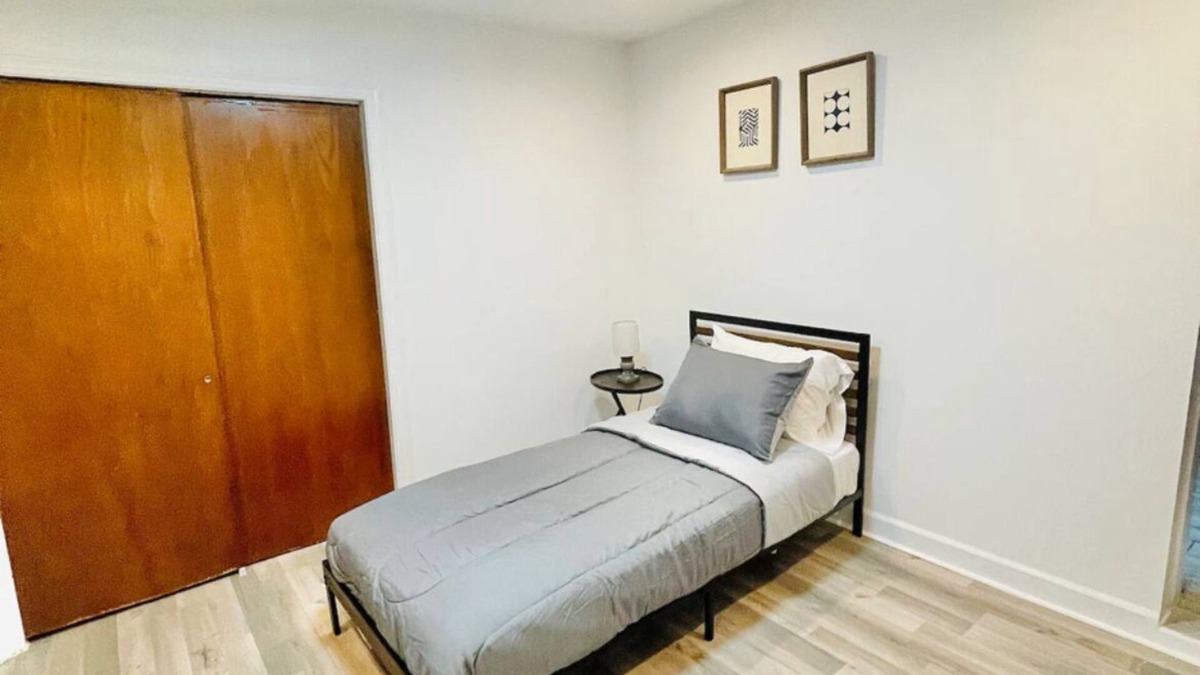 West Ridge Apartment | Spacious 3 Bed 1 Bath Apartment in West Rogers park