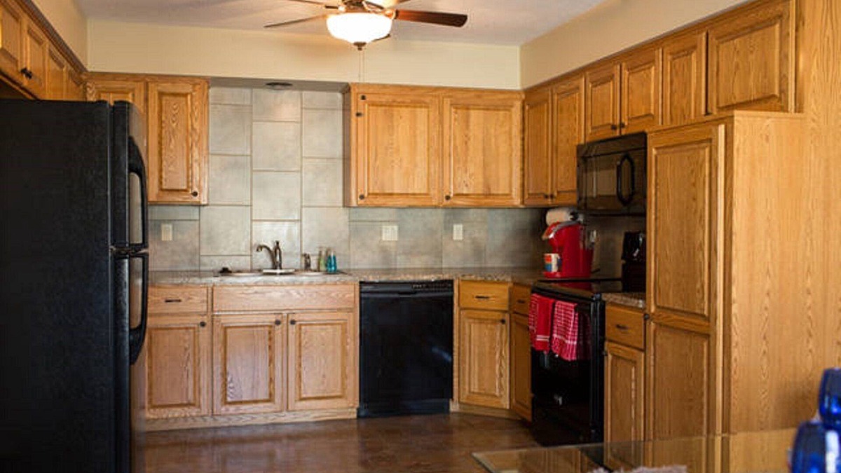Omaha House | Spacious 3 Bed /2 Bath property with full amenities on tree line boulevard