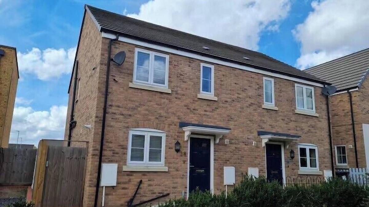 Peterborough House | Spacious 3-Bed House - Sleeps 8, Garden & Parking