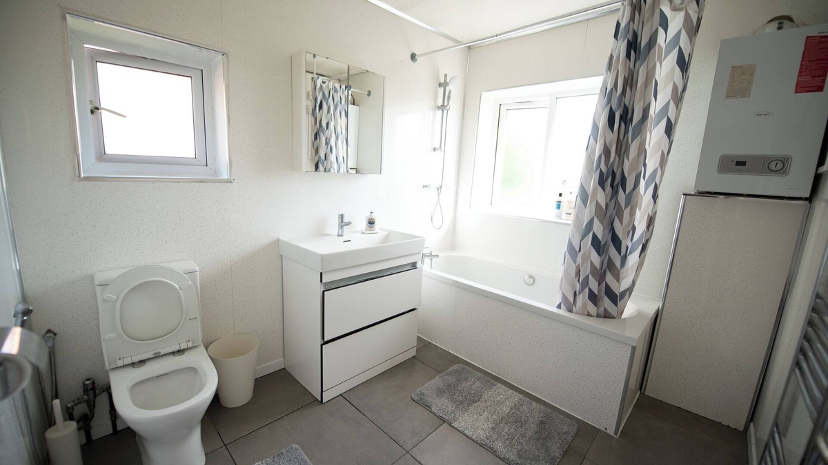 Heaton Norris House | Spacious 3-Bed Home | Manchester Airport | Free Parking | Sleeps 10