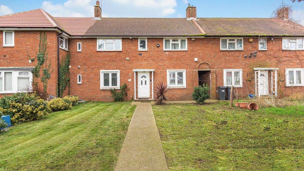 Heston Central House | Spacious 3-Bed House with car park near Heathrow