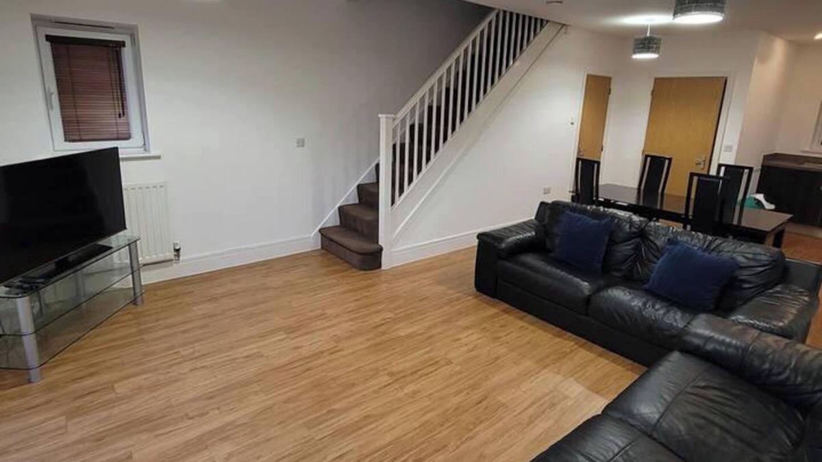 Fenny Stratford House | Spacious 3 bed, Sleeps 5 and free parking