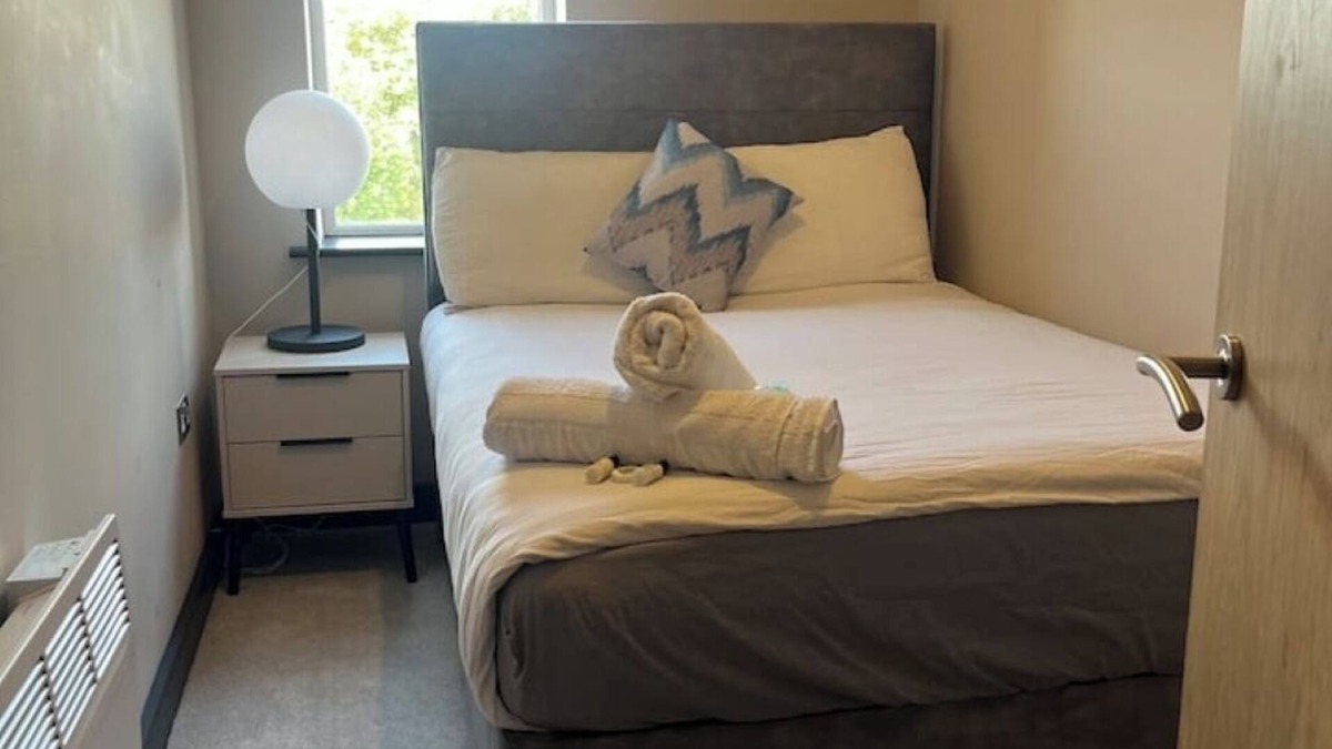 Wallasey Apartment | Spacious 3-Bed Seaside Retreat – Walk to Beach, Sleeps 6, Free Parking