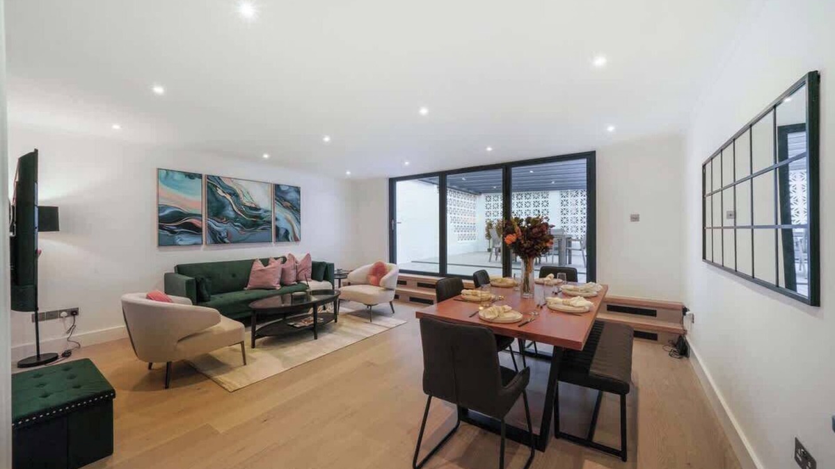 Pembridge Apartment | Spacious 3-bed split level flat on iconic road