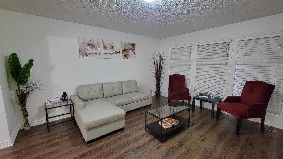 Guildford House | Spacious 3 bedroom 2 bathroom Unit in Guildford no stairs sleeps 13