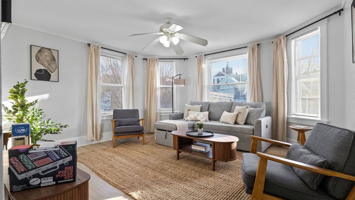 Winter Hill Apartment | Spacious 3-bedroom 2bath apartment in Somerville