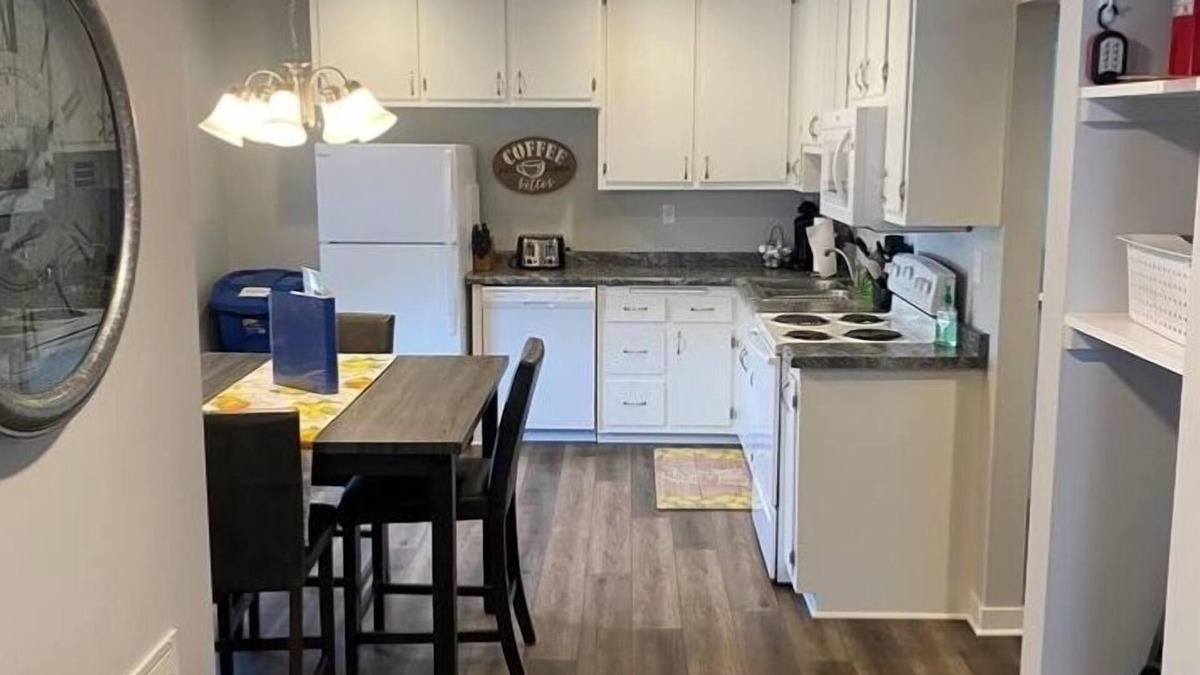 New Denmark Apartment | Spacious 3-bedroom apartment; 20 mins to Green Bay, Lambeau Field & Resch Center