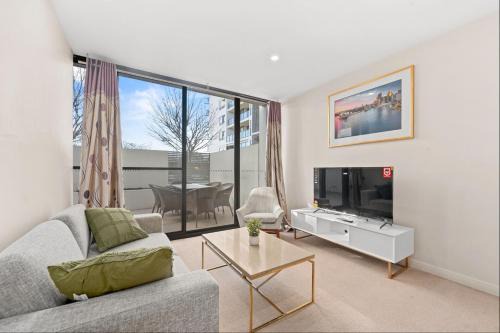 Lyneham Apartment | Spacious 3-Bedroom Apartment + Lifestyle Amenities