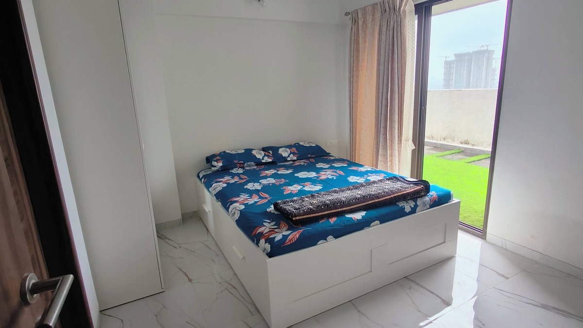 Baner Apartment | Spacious 3-bedroom apartment with AC, WiFi in charming Pune