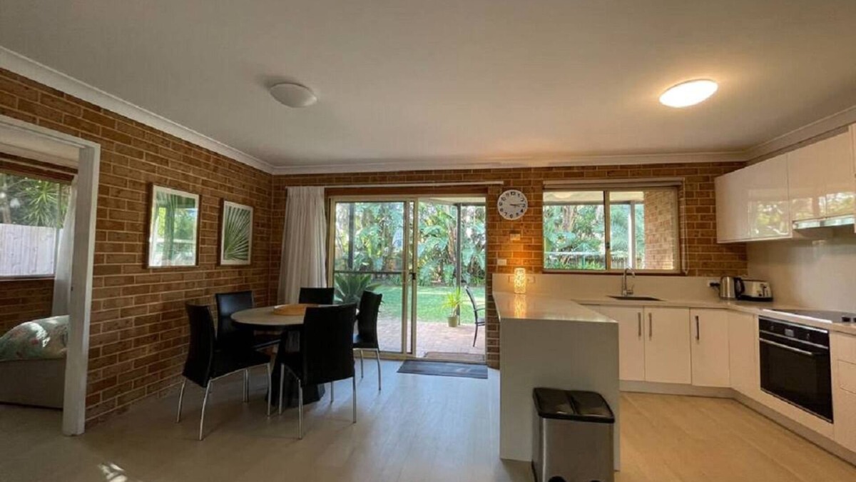 Mona Vale House | Spacious 3 bedroom beach apartment.