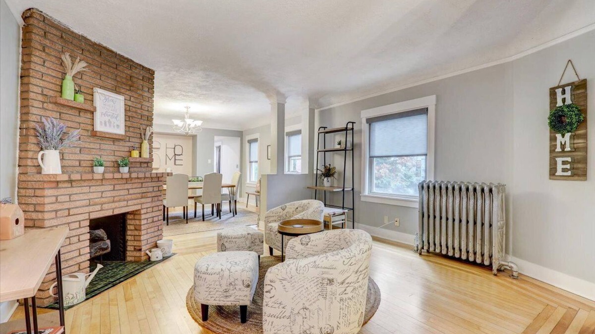 Lower East Side Apartment | Spacious 3 bedroom Farmhouse. Walkable to Brady St!