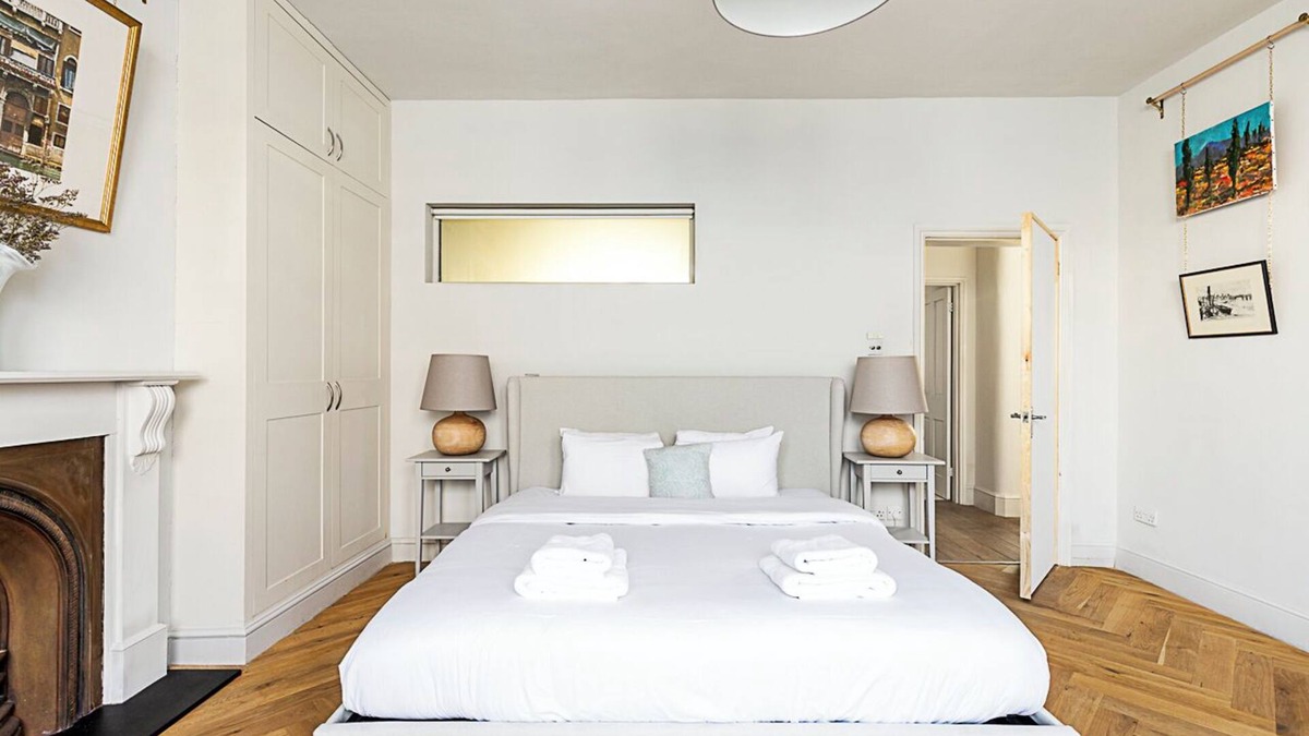 Hammersmith Broadway Apartment | Spacious 3-Bedroom Garden Apartment in Charming Brackenbury Village, London