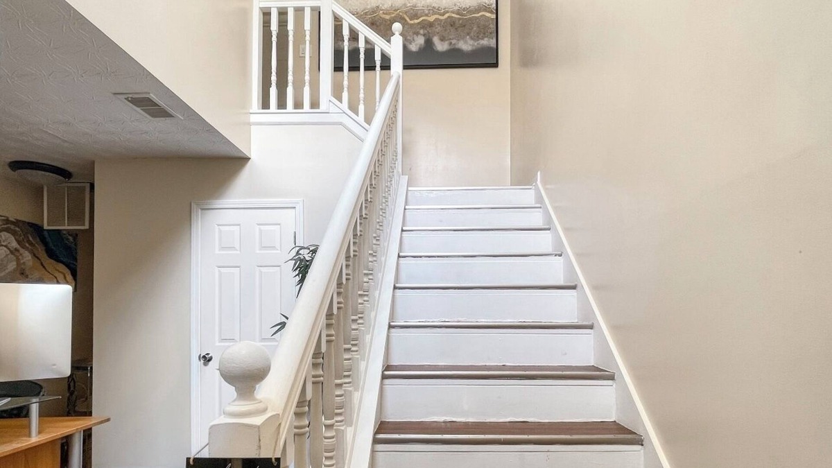 Riverdale House | Spacious 3 bedroom Getaway: Perfect for families: 10 mins away from Airport