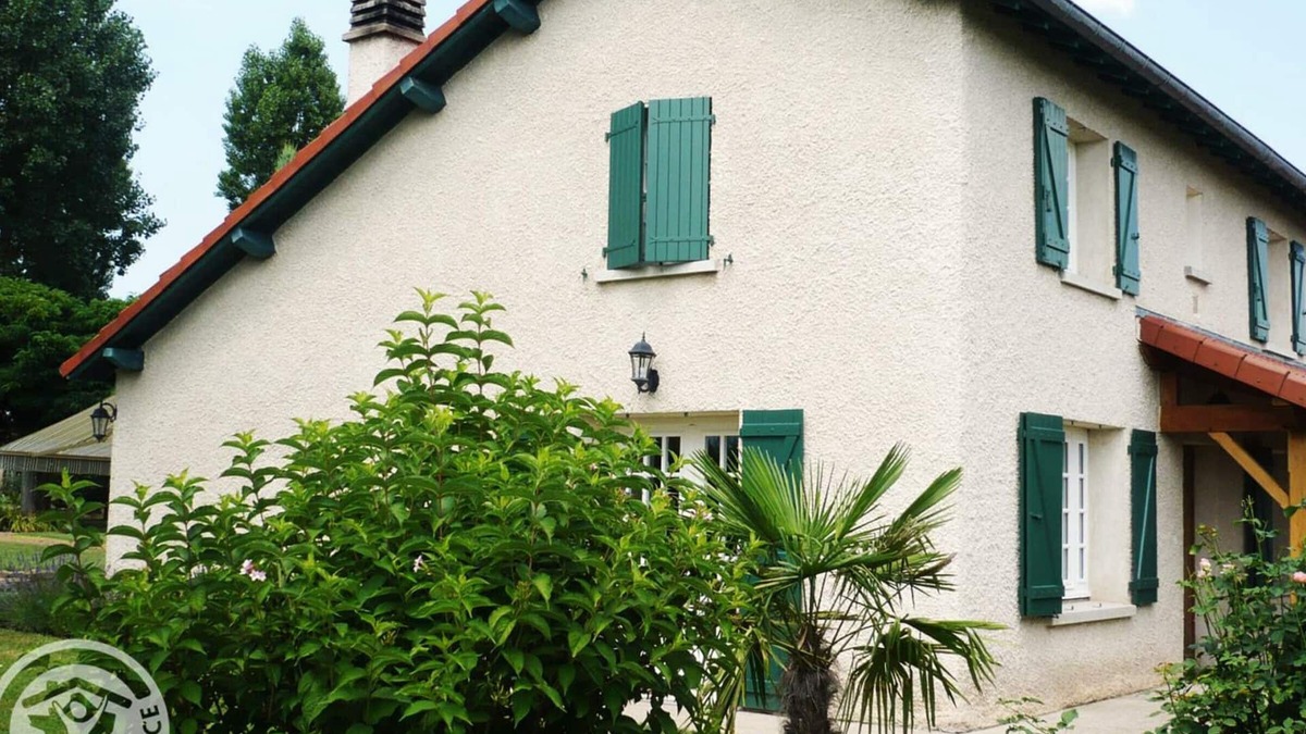 Renaison Cottage | Spacious 3-Bedroom House with Modern Amenities, Garden, and Private Terrace in Renaison