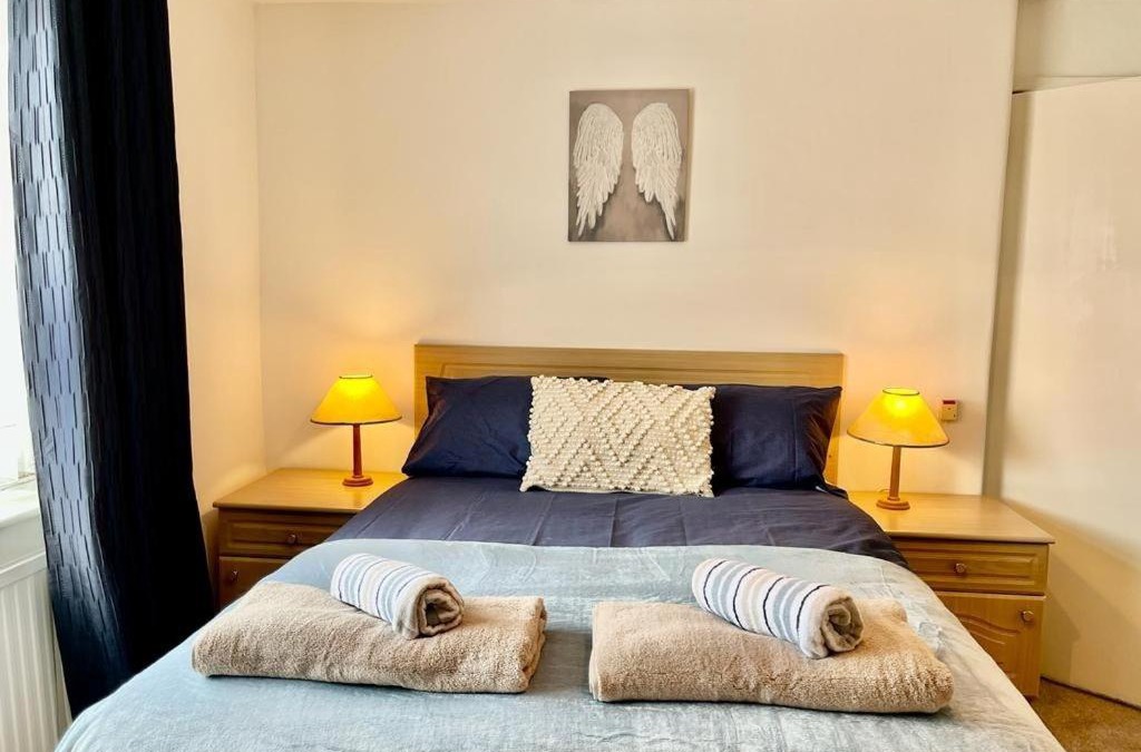 Irlam Apartment | Spacious 3 Bedroom House - Sleeps 5