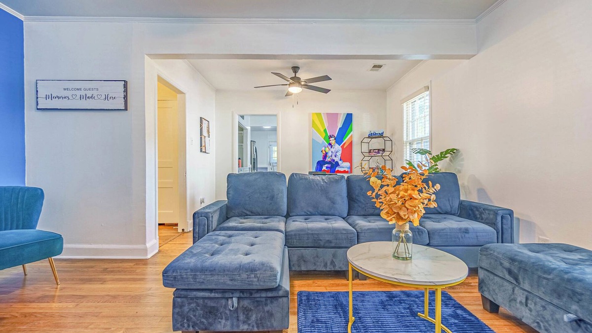 East Memphis House | Spacious 3-bedroom house in Midtown Memphis with backyard