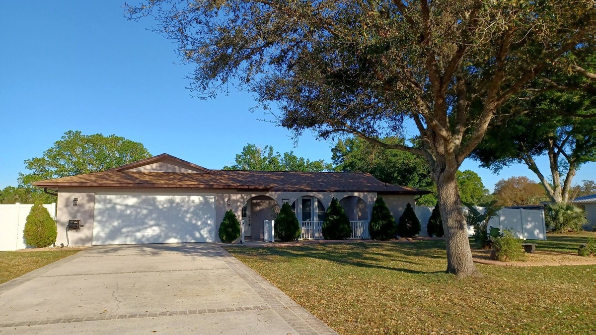Highland House | Spacious 3-bedroom house with HOT TUB and MOVIE THEATRE 8 minutes from RACEWAY