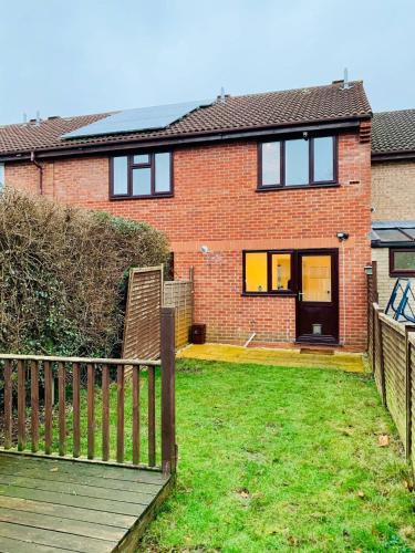 Taunton House | Spacious 3 Bedroom House with Parking in Taunton