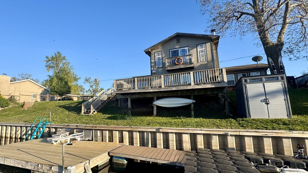 LaPlatte I House | Spacious 3-bedroom Lake House property minutes away from Omaha