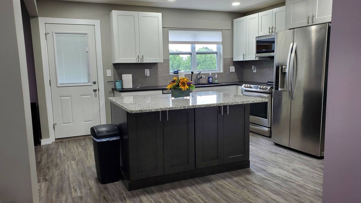 Scott Depot House | Spacious 3-bedroom home, off I-64 & 35, sleeps 11