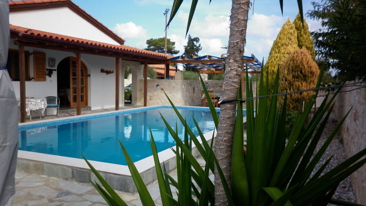 Roumeli Villa | Spacious 3 bedroom Villa with private pool, patio and roof terrace.