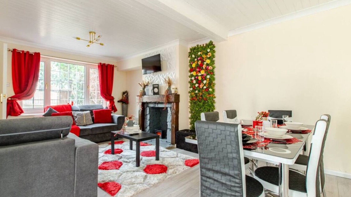 Wainscot House | Spacious 3-bedrooms 2 bathrooms house. Sleeps 6-8 people with WiFi, Netflix etc