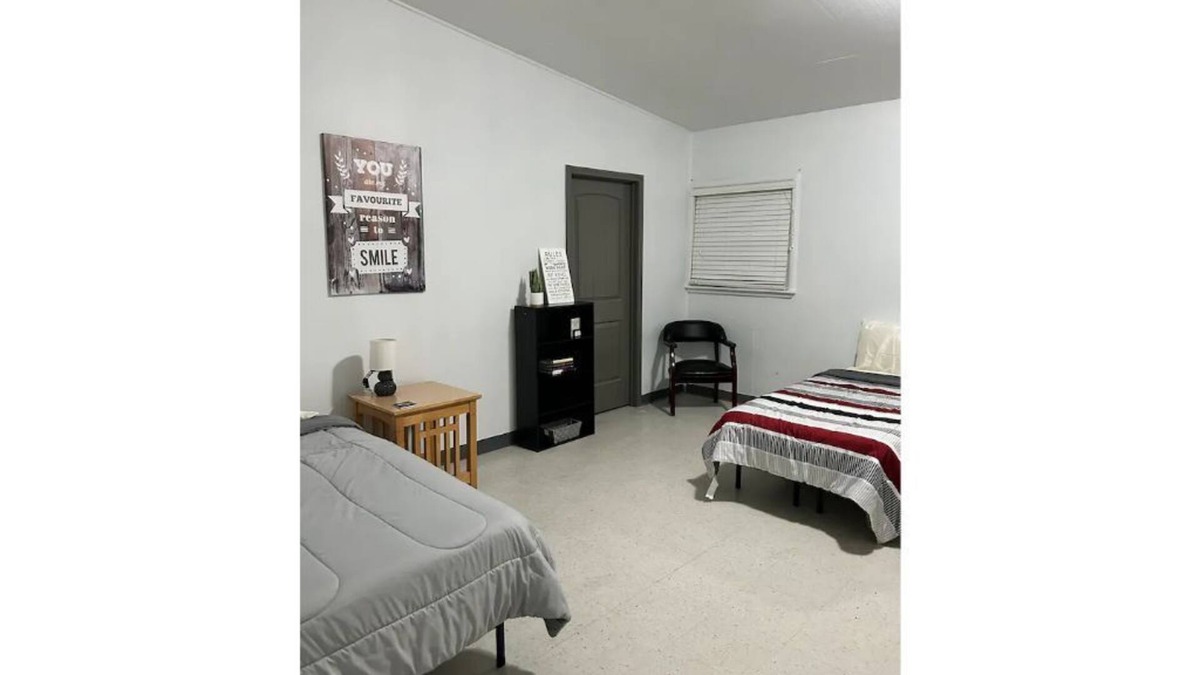 Topeka House | Spacious 3 BR, 2BT, 2 Fireplace & Full Kitchen.