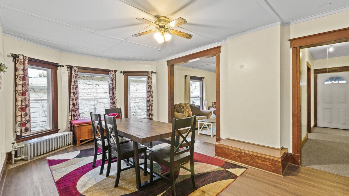Nassau House | Spacious 3 BR Apt, near Rail Trail, porch/grill