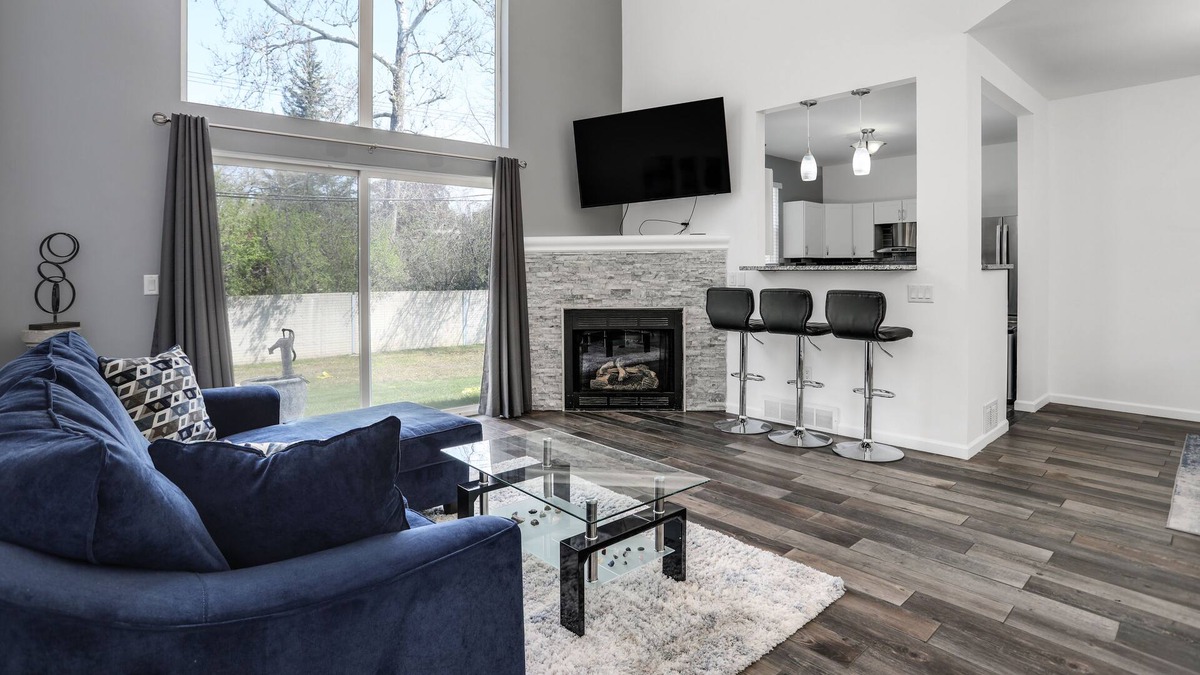 Lathrup Village House | Spacious 3 Level Condo Sleeps 7 Near Royal Oak