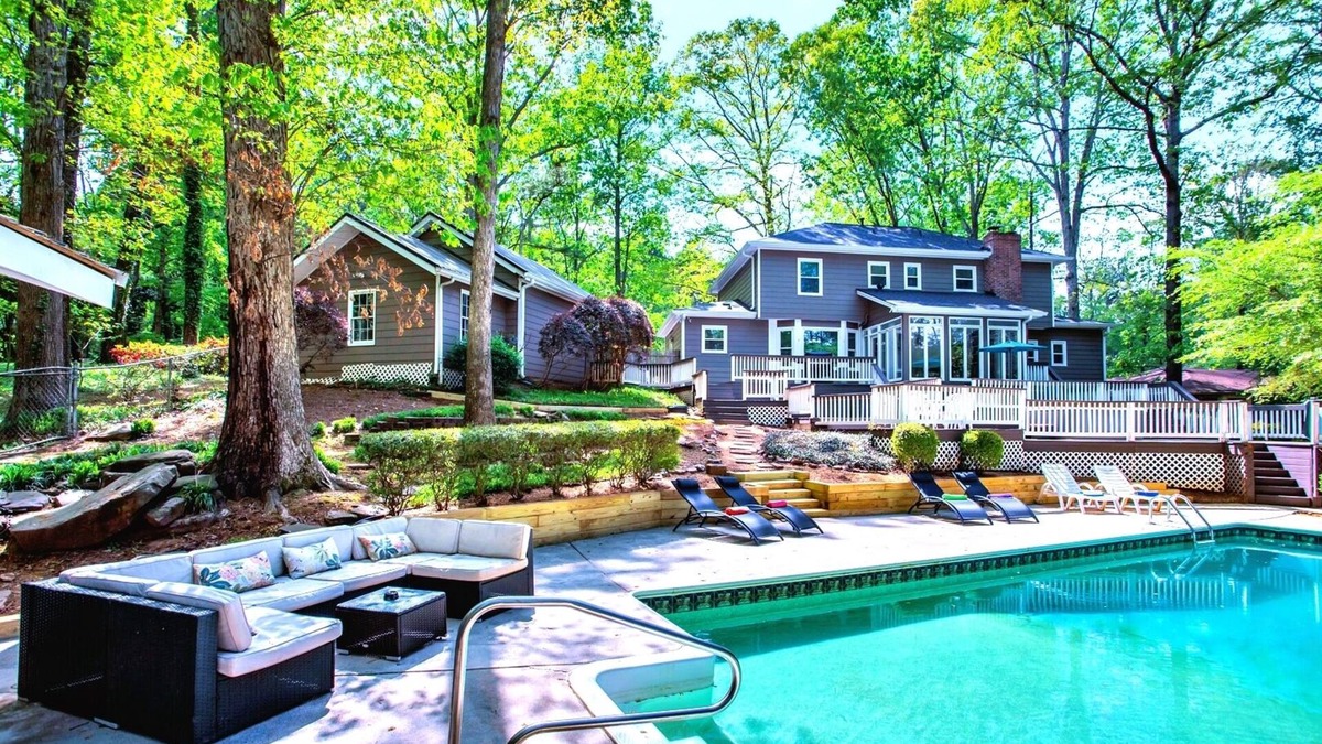 Lilburn House | Spacious 3-level dream entertainment with Foosball,Projector,HotTub&SUMMER:Pool
