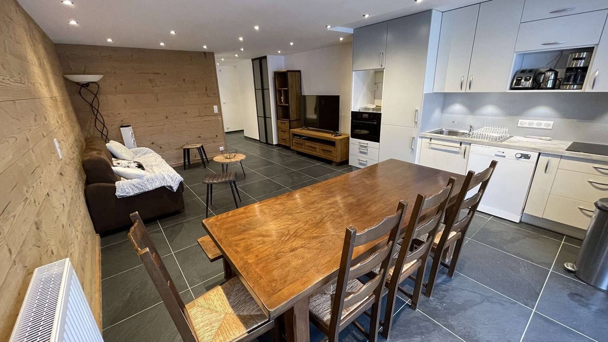 Les Claux Apartment | Spacious 3-Room Cabin Apt for 8 with Balcony, Near Ski Lifts and Shops in Vars