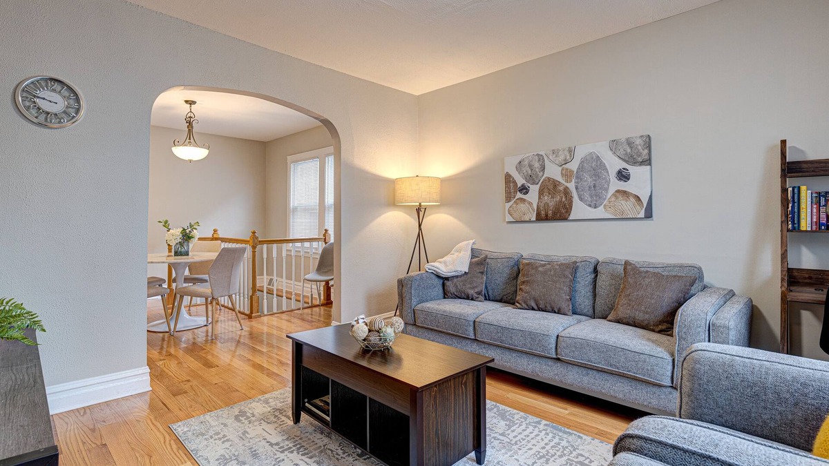 Jefferson Park House | SPACIOUS 3BD - 2BA DUPLEX WITH FAMILY ROOM, KING BED-LAUNDRY ROOM & FIREPLACE
