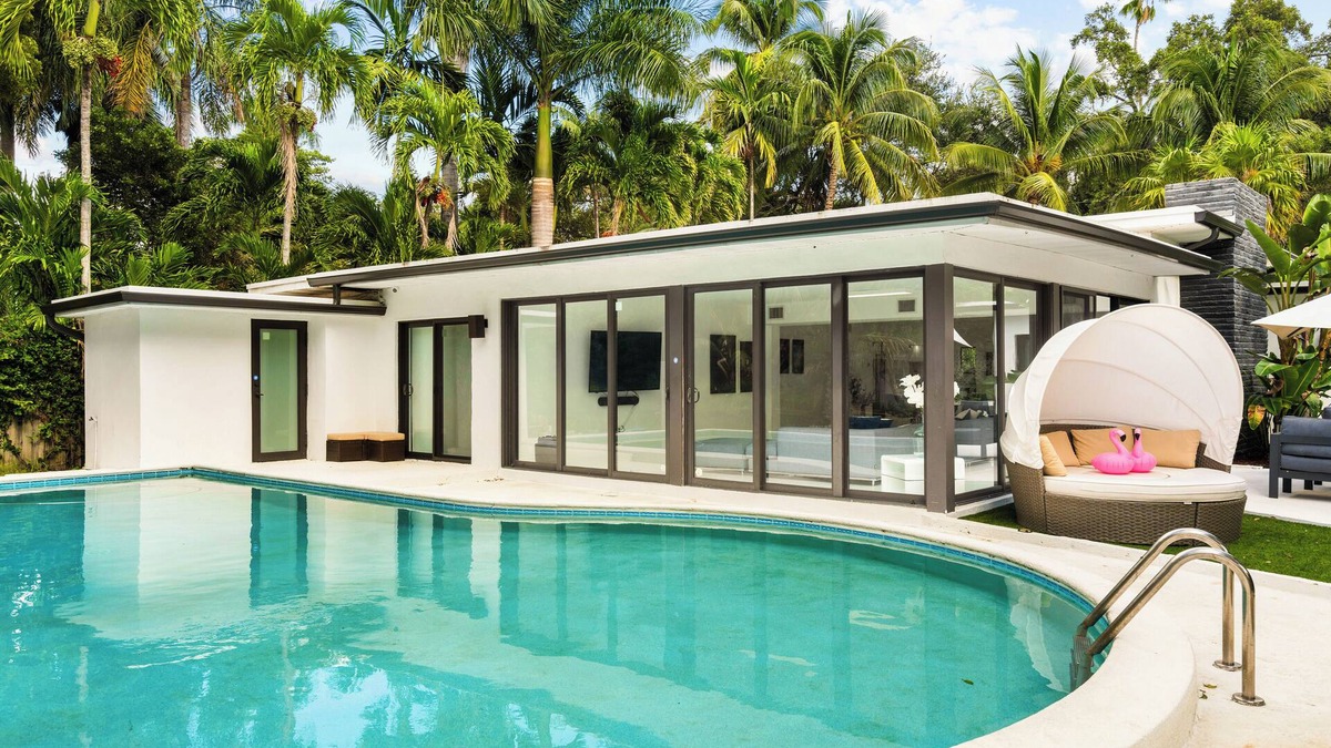 El Portal House | Spacious 3Bdr Family House W/Pool + River