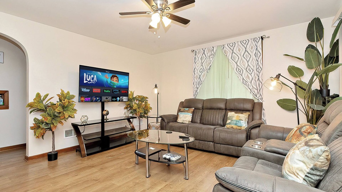 Waukegan House | ☆Spacious 3bdr near 6 Flags-Naval Base-Casino☆