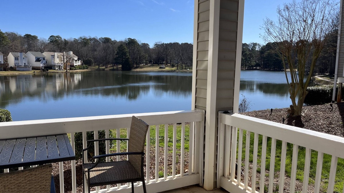 Edgehill Farm Condo | Spacious 3bdrm lake view condo close to EVERYTHING!