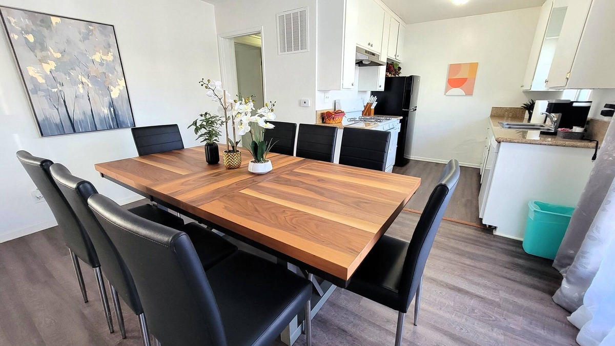 Beverly Hills Apartment | Spacious 3BR & 2BA Apartment 5 Mins to LACMA & Academy Museum of Motion Pictures