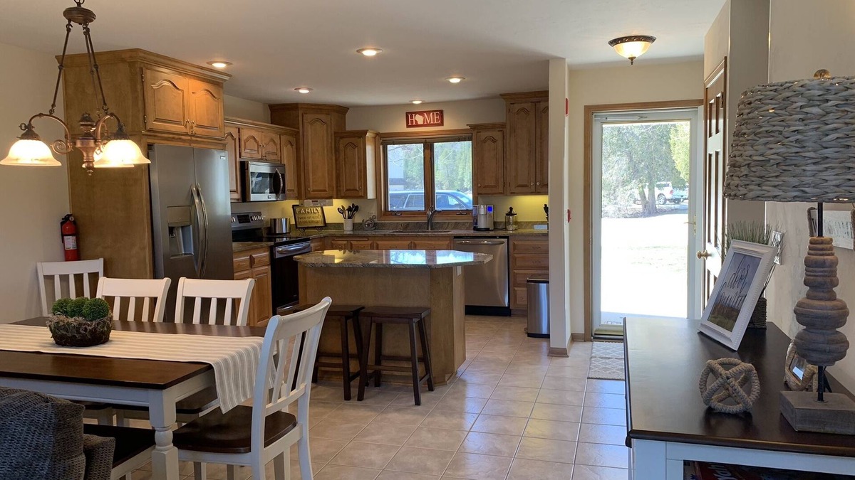 Fish Creek Condo | *SPACIOUS! 3BR, 3 bath, 2 balconies on Main St! Walk to everything!
