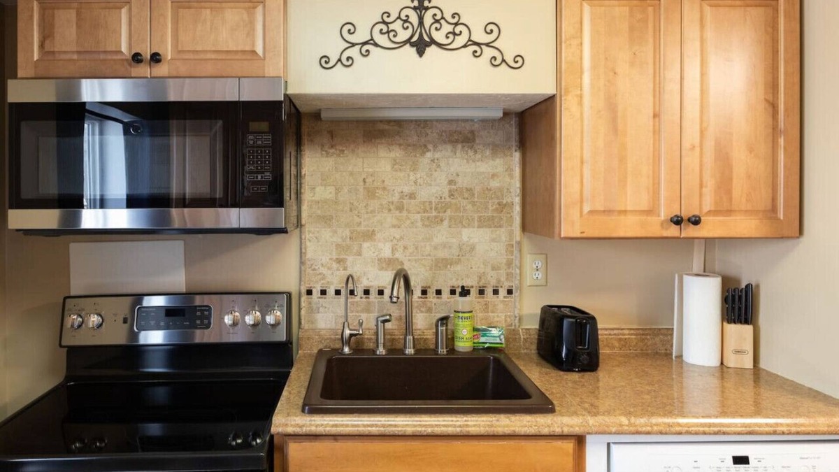 Bountiful Apartment | Spacious 3BR Basement Apt | Airport, Work, Ski