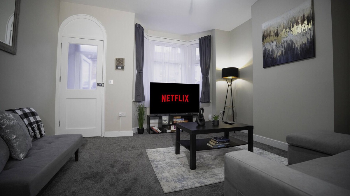 Wainscot House | Spacious 3BR Home + Parking