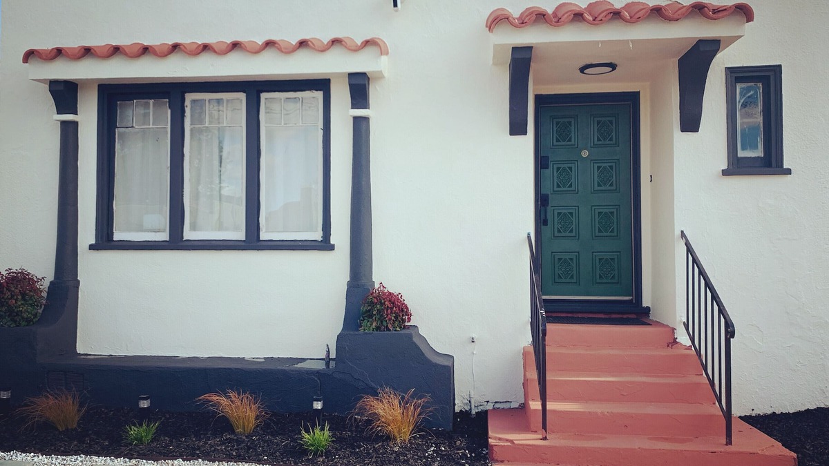 Oakland House | Spacious 3BR Home + Private 2BR Guest house – Ideal for Groups
