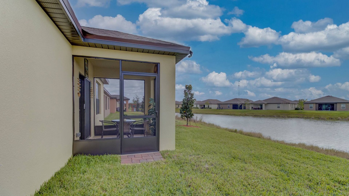 Fort Pierce House | Spacious 3BR residential near the beach (10 mins)