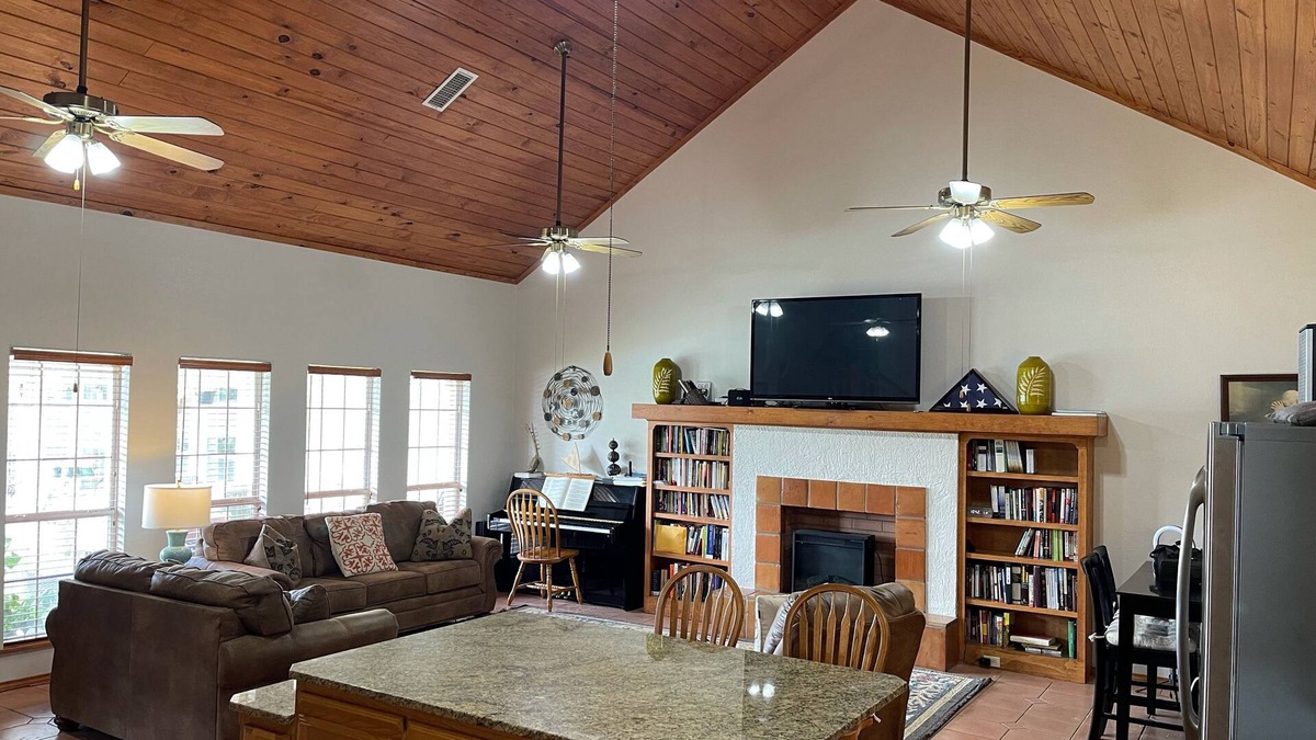 Marathon House | Spacious 3BR Stay Shared Pool - Perfect for families.