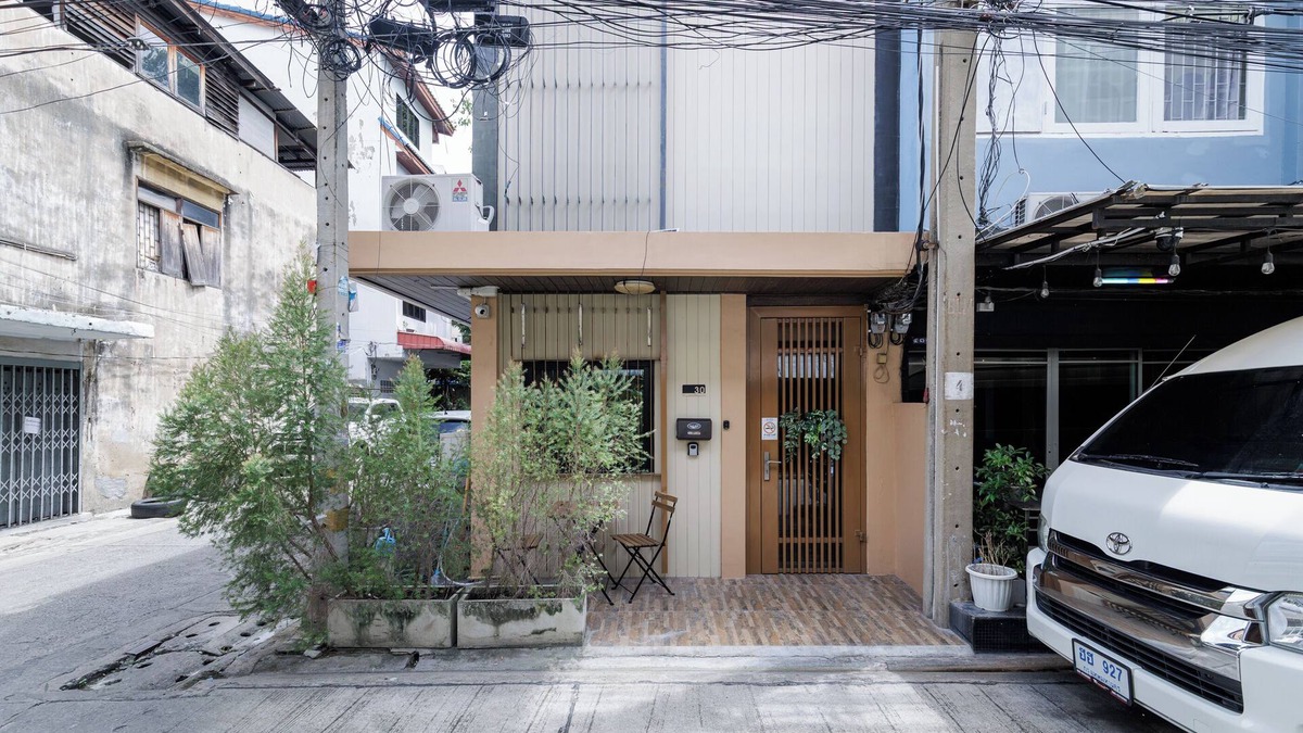 Khlong Ton Sai House | Spacious 3BR Townhouse by Icon Siam – Near River & Pier, Family Stay for 6