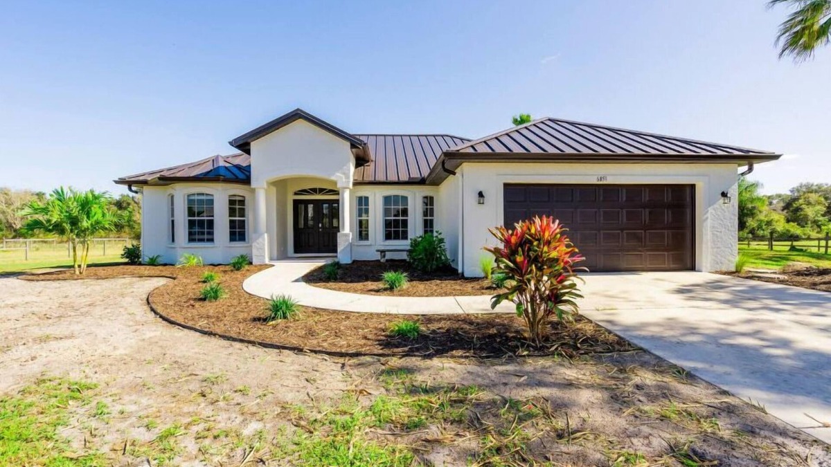 Braden River House | Spacious 4/2 with pool/spa near Myakka Park 30 min from Beaches