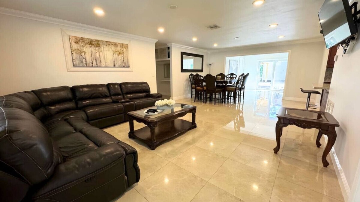 Hollywood Hills House | Spacious 4/4 Home Central To All Attractions