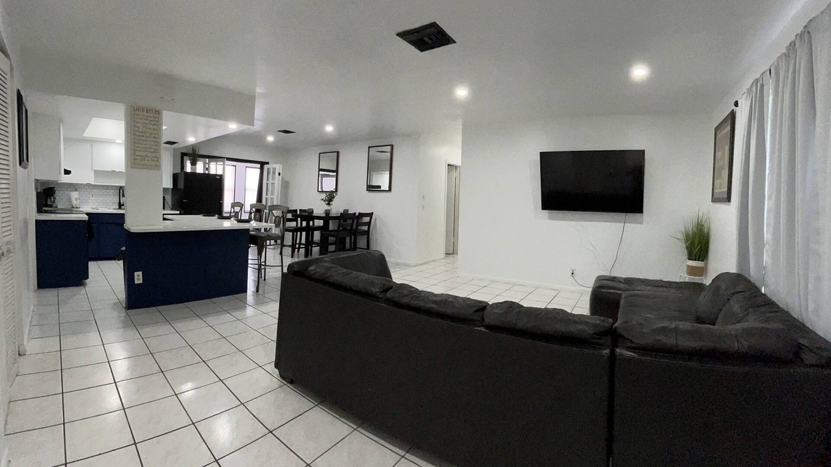 Lake Worth Corridor Apartment | Spacious 4 Bd /2 Ba perfect for any event